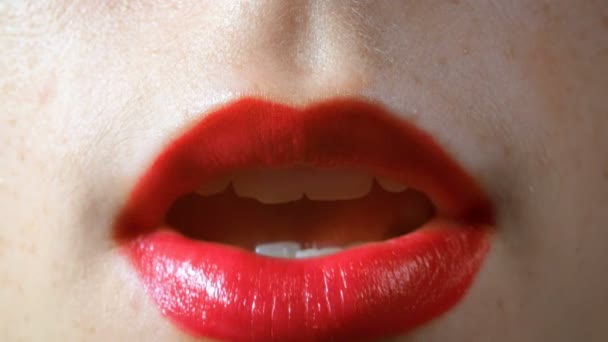Primer plano de vídeo de rojo atractivos labios parlantes — Vídeos de Stock
