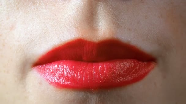 Disparo de cerca de labios parlantes atractivos rojos — Vídeos de Stock