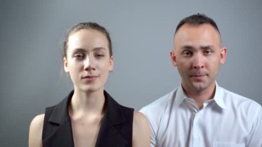 Gri arka planda erkek ve kadının döngüsel video