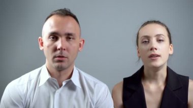 Gri arka planda iki sıkıcı insanın videosu