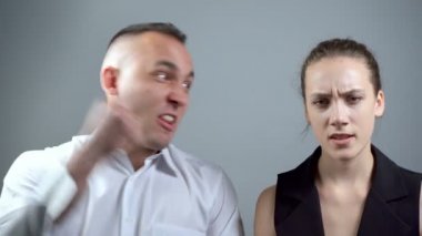 Gri arka planda kadın çığlık adam Video