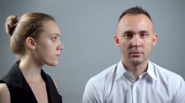 Gri arka planda adam çığlık kadın Video