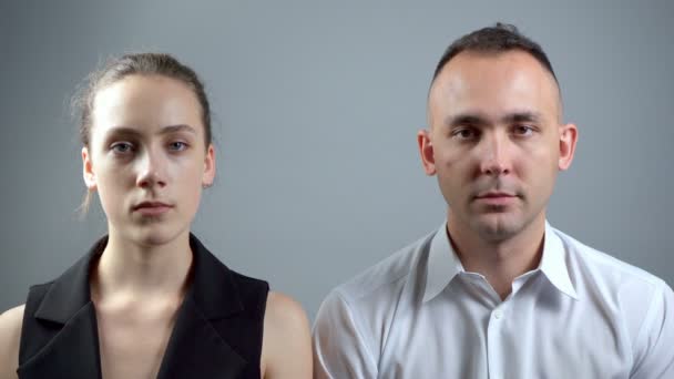 Video von wütender Frau und Mann auf grauem Hintergrund — Stockvideo