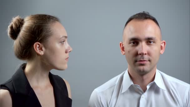 Video of angry girlfriend and man on grey background — Stock Video