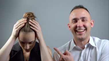 Gri arka planda alaycı kadın Video