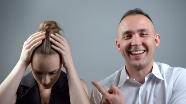 灰色の背景に女性をあざ笑うビデオ — ストック動画