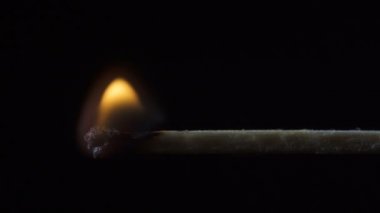 Odun yakma ve yanan kibrit çöpü videosu