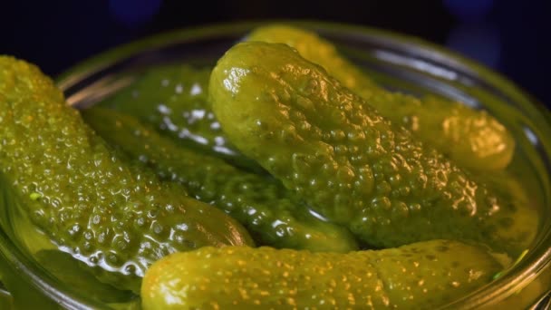 Vídeo de meninas mão tomando cornichon — Vídeo de Stock