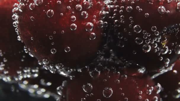 Video de cóctel compuesto por agua de cereza y soda — Vídeos de Stock