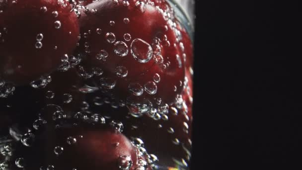 Bebida de cereja de vitamina e água com gás — Vídeo de Stock