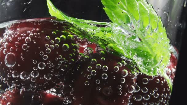 Video de cereza en vaso con menta y burbujas de agua de soda — Vídeos de Stock