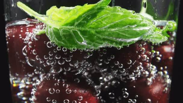 Відео вишневого напою з м'ятою — стокове відео