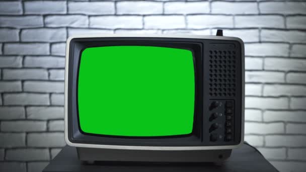 Video de retro tv con croma key sobre fondo de pared — Vídeos de Stock