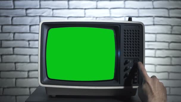 Ligando a TV retro com chave chroma — Vídeo de Stock