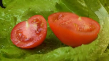 Salata üzerine düşen yarım domates Video