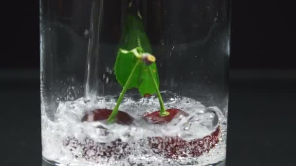 Video di ciliegie in vetro durante il versamento di acqua gassata — Video Stock