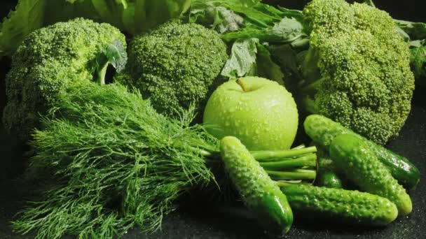 Video de verduras verdes con gotas de agua — Vídeo de stock