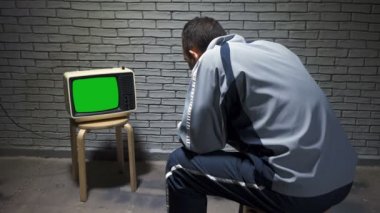 Eski tv izlerken eşofmanlı adam video