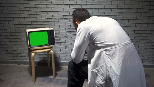 Video del hombre científico viendo retro tv — Vídeos de Stock