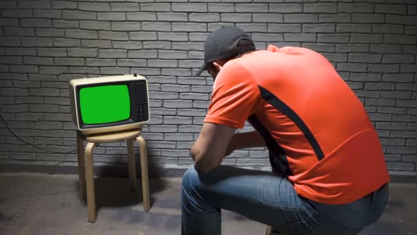 Vídeo de homem em boné assistindo retro tv — Vídeo de Stock