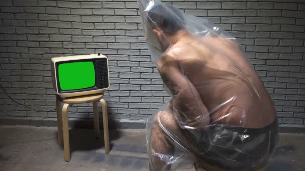 Vídeo do homem no pacote assistindo retro tv — Vídeo de Stock