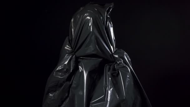 Film z kobietą w czarnym worku na śmieci — Wideo stockowe