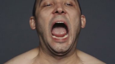 Esneyen esmer yetişkin adam Video