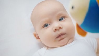 Bebek dört aylık kız videosu