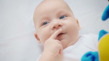 Ağzında parmakları ile bebek dört aylık kız Video