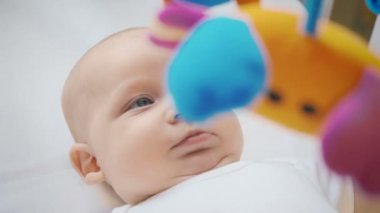 Mobil ile oynayan yalan bebek dört aylık kız Video