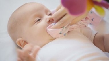 Mobil bakarak yalan bebek dört aylık kız Video