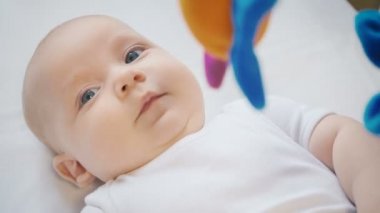Mobil ile oynayan bebek dört aylık kız Video