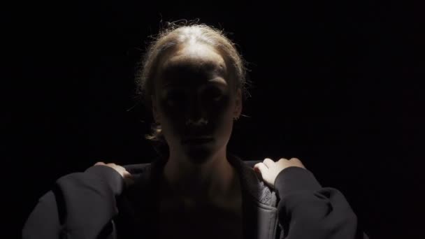 Videó a névtelen kapucnis viselése árnyékában — Stock videók