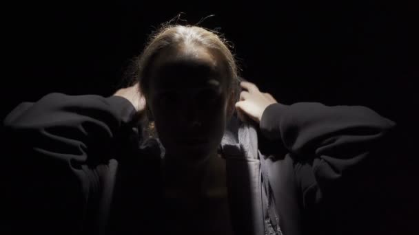 Vídeo de menina vestindo capuz na sombra — Vídeo de Stock