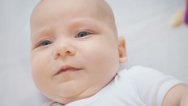 Vídeo de la mentira bebé de cuatro meses chica — Vídeo de stock