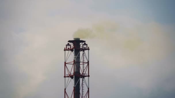 Vidéo de l'usine chimique industrielle avec la fumée des tuyaux — Video