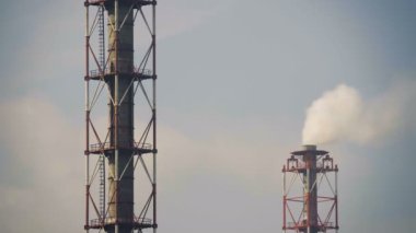 Borulardan çıkan dumanla endüstriyel kimya fabrikası