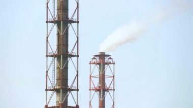 Borulardan beyaz duman ile sanayi fabrikası Video