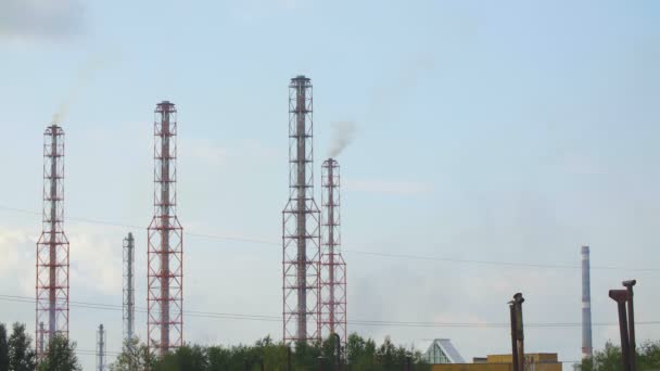 Video de la fábrica química industrial con humo blanco de las tuberías — Vídeo de stock