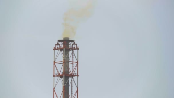 Industriële chemische fabriek met witte rook uit buizen — Stockvideo