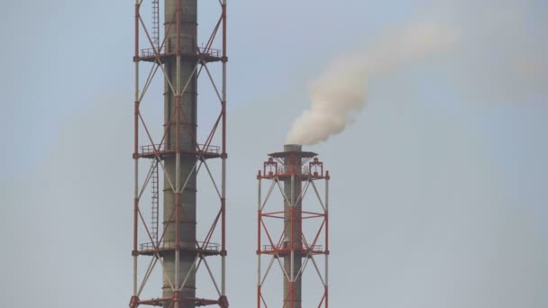 Chemical factory with white smoke from pipes — Stock Video