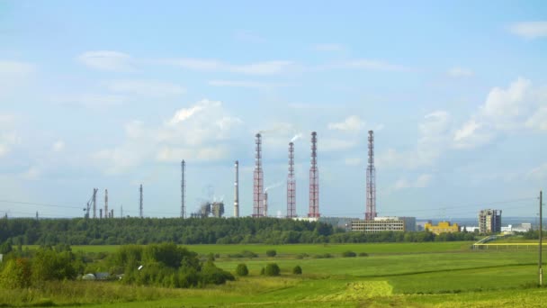 Video van industriële chemische fabriek met witte damp van leidingen — Stockvideo