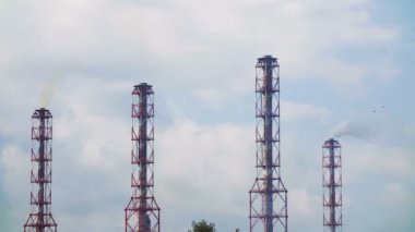 Borulardan duman lı sanayi tesisi