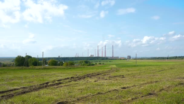 Видео промышленного химического завода, загрязняющего окружающую среду — стоковое видео