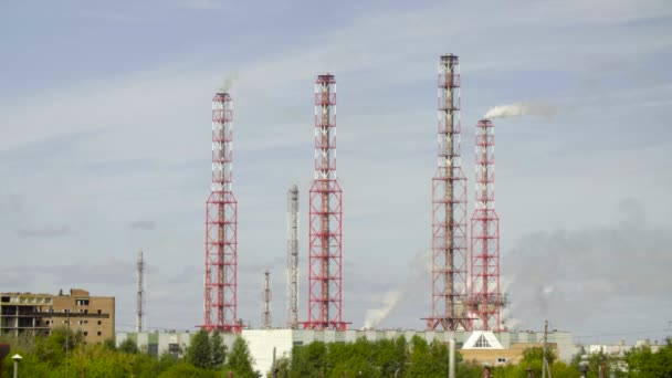 Vidéo de l'usine chimique dans le district industriel — Video