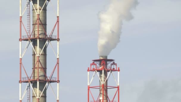 Vidéo des tuyaux des usines dans le quartier industriel — Video