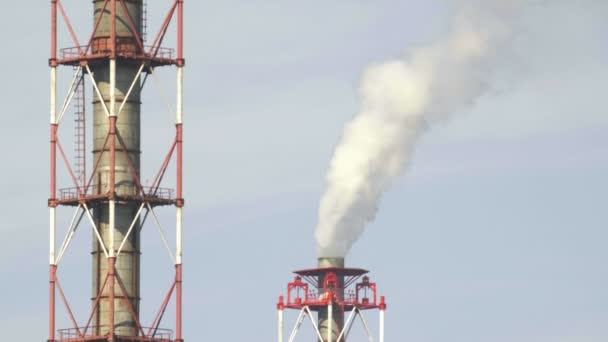 Vidéo des usines chimiques industrielles tuyaux dans le district industriel — Video