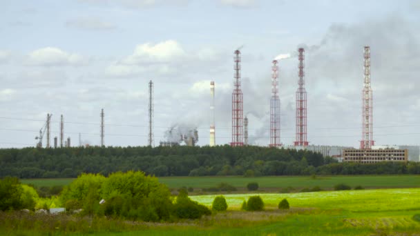 Vidéo de l'usine chimique industrielle dans le domaine — Video