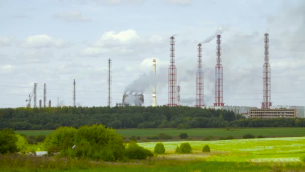 Vidéo de l'usine chimique industrielle dans le domaine — Video