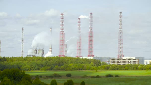 Vídeo de fábrica de produtos químicos no campo — Vídeo de Stock